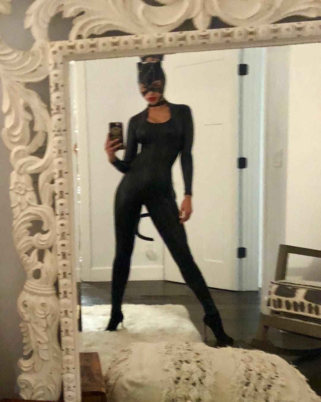 Eiza González presume su disfraz de 'Gatúbela'