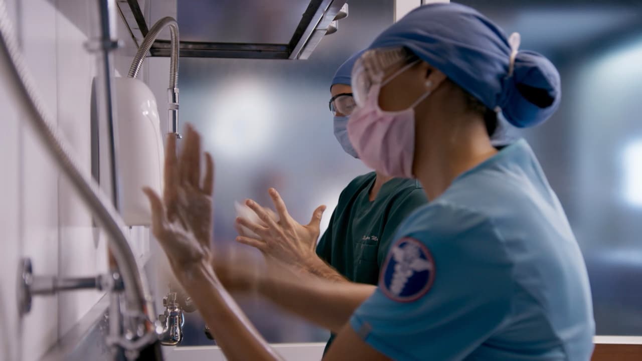 Los doctores se preparan para entrar a cirugía.