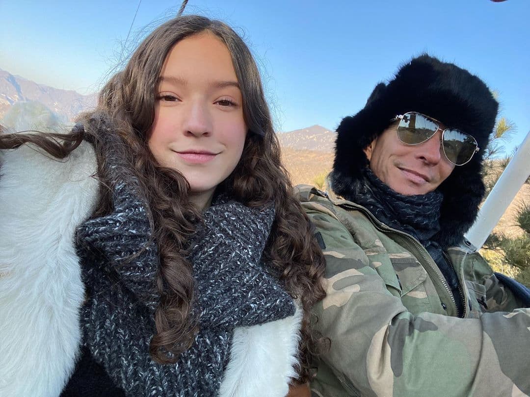 Mía Rubín Legarreta atrae miradas por su talento musical, el cual heredó de su papá Erik Rubín, quien ha demostrado en sus fotos del pasado que la joven, de 15 años, es su clon.