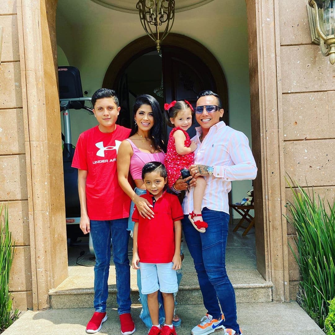 Hijo de Kimberly Flores se somete a radical cambio de look a sus 7 años de edad; ahora es rubio