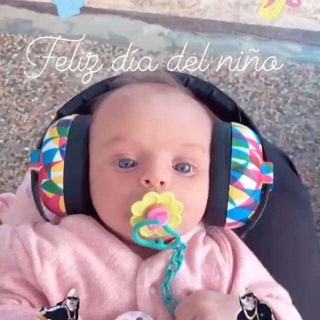 En su primer Día del niño, Kai escuchó música.