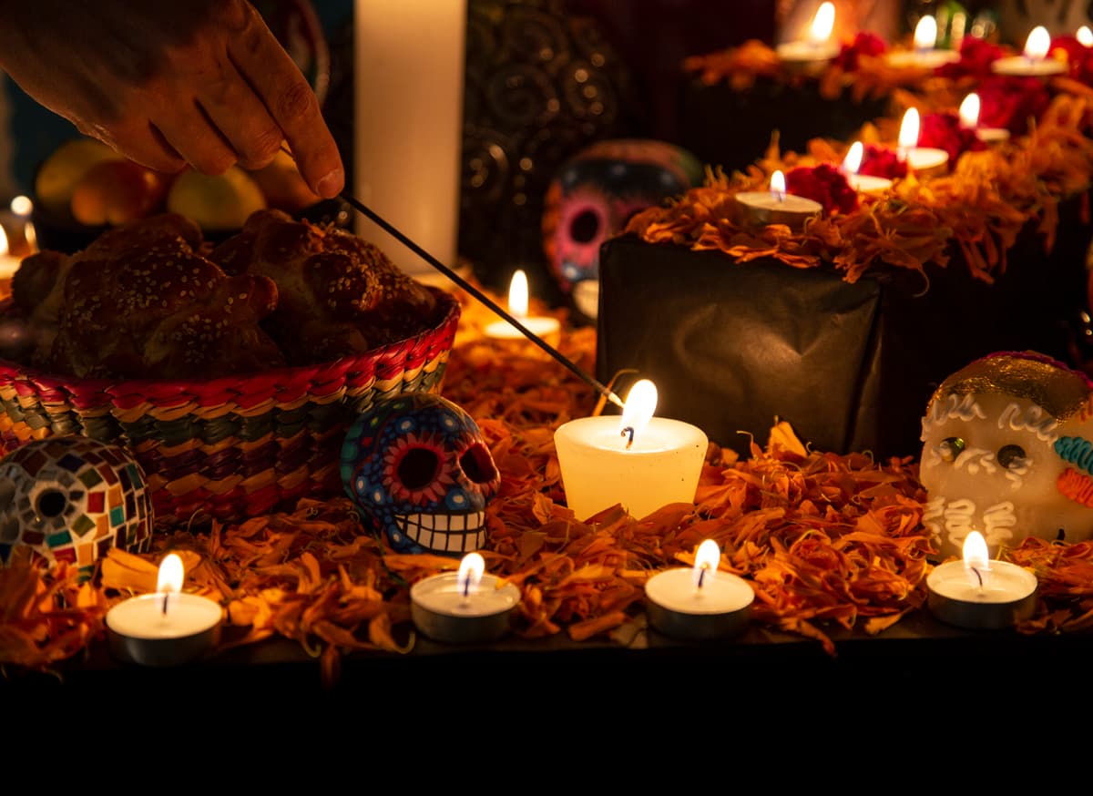 Las veladoras son un elemento muy importante para el altar de muertos