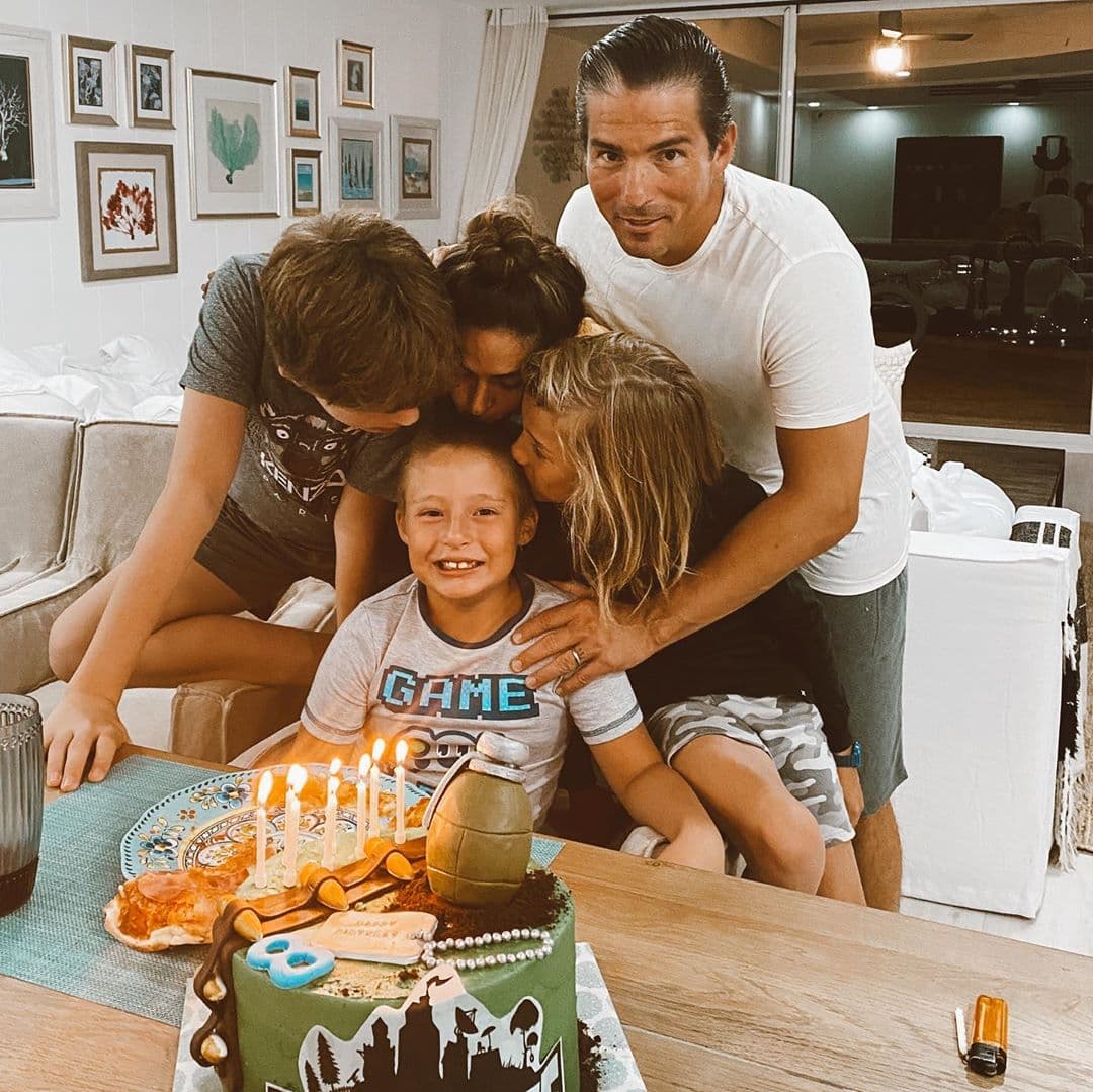 En otra fotografía, Galilea Montijo mostró que aunque no pudo organizar una gran fiesta para su hijo por la pandemia del coronavirus, sí le cantaron las tradicionales 'Mañanitas' y le partieron un pastel en junto a sus medios hermanos.