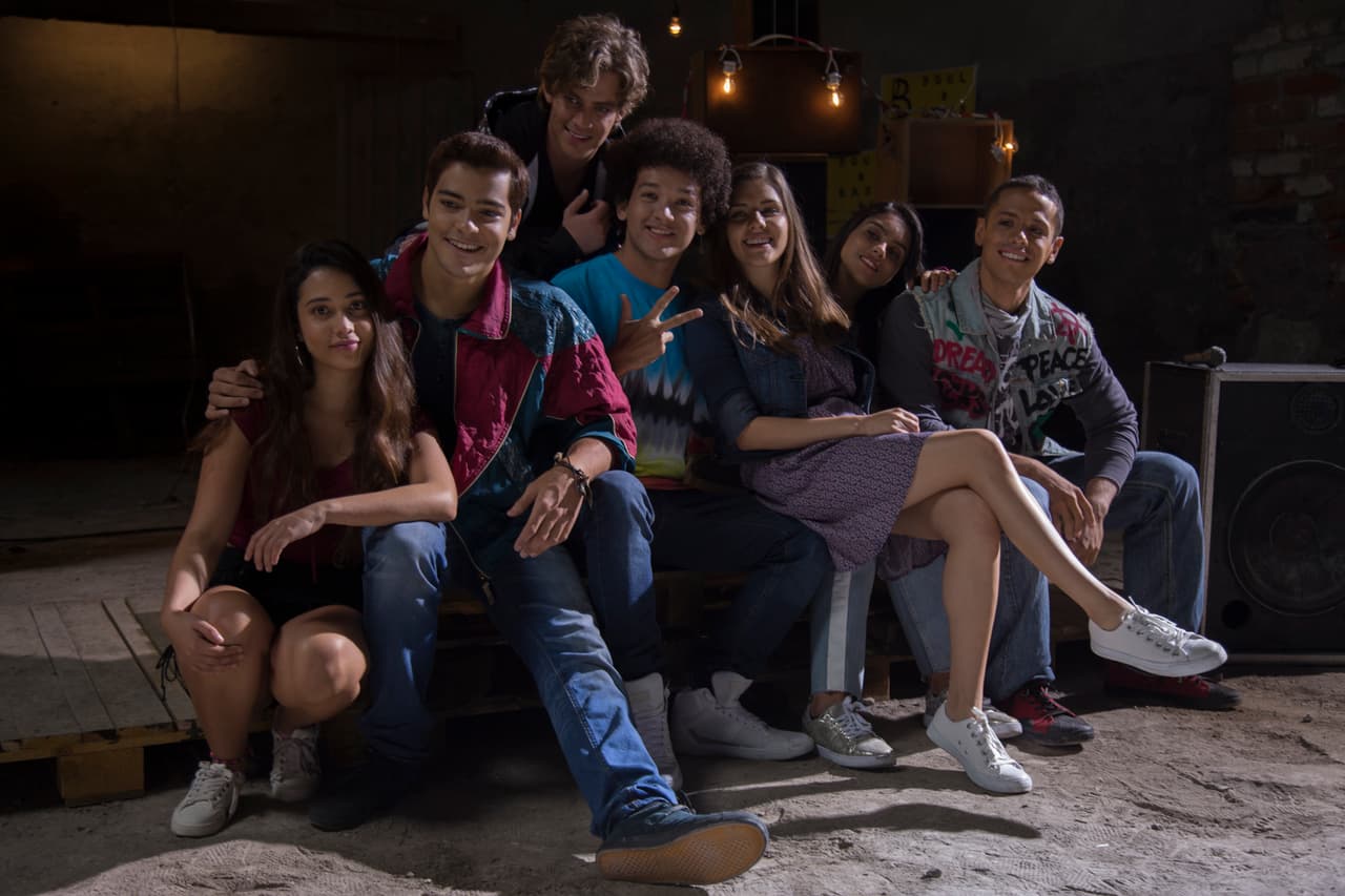 Polo Morín, Renata Vaca y el elenco juvenil se mostraron felices de participar en "La reina soy yo". Aquí te dejamos imágenes exclusivas de las grabaciones.