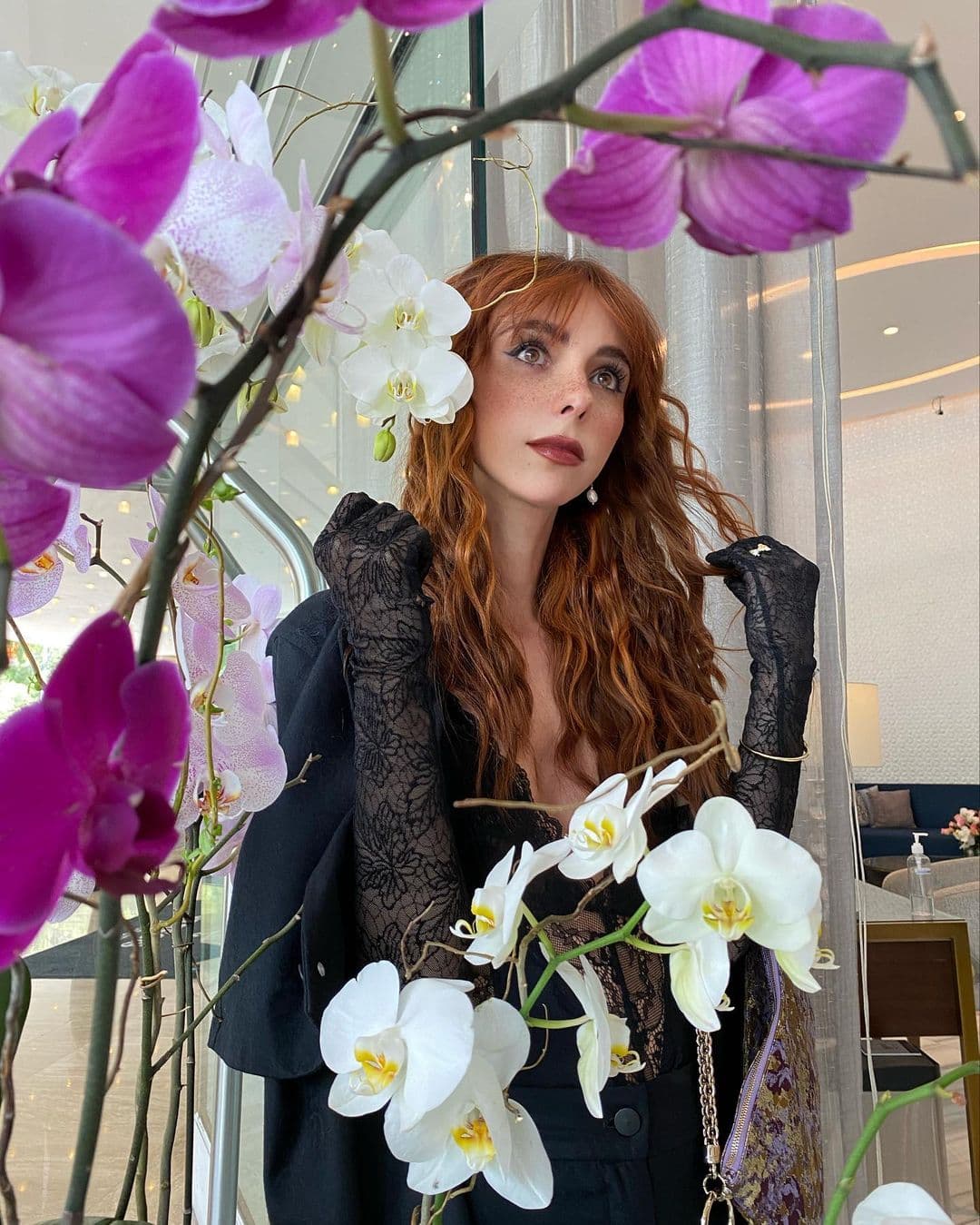Natalia Téllez rompe estereotipos y aparece con traje y corbata