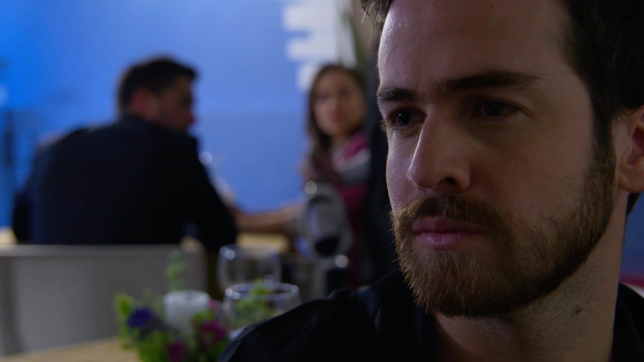 Esteban los sigue y les manda una botella. Ambos hombres pelean a golpes.