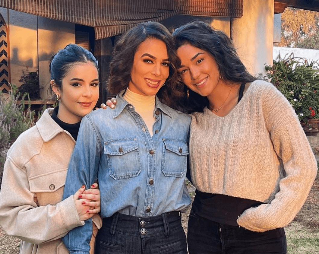 Hijas de Biby Gaytán se reencuentran en Madrid y comparten el emotivo momento