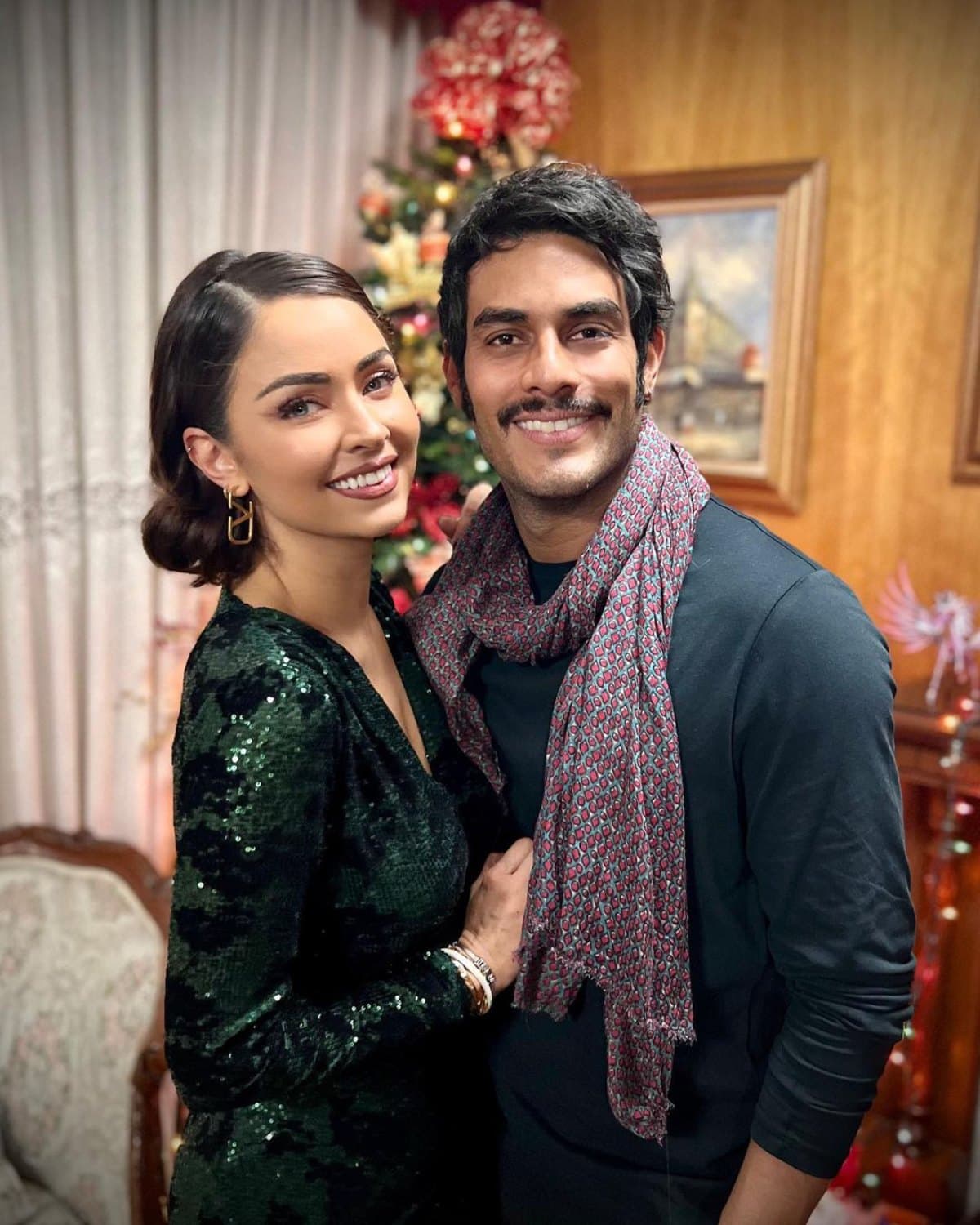 La actriz sorprendió al posar así con el galán de telenovelas