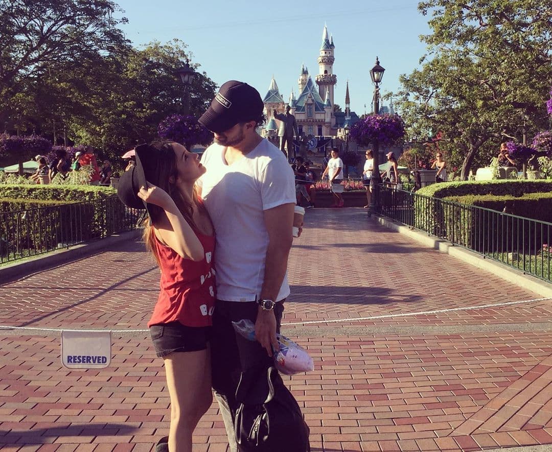 La buena química que surgió entre ellos, luego de trabajar juntos, hizo que comenzaran una relación amorosa al poco tiempo, la cual se confirmó en 2017 en medio de una serie de especulaciones, pues el productor aún estaba casado con María José Castillo, quien es madre de sus tres hijos.