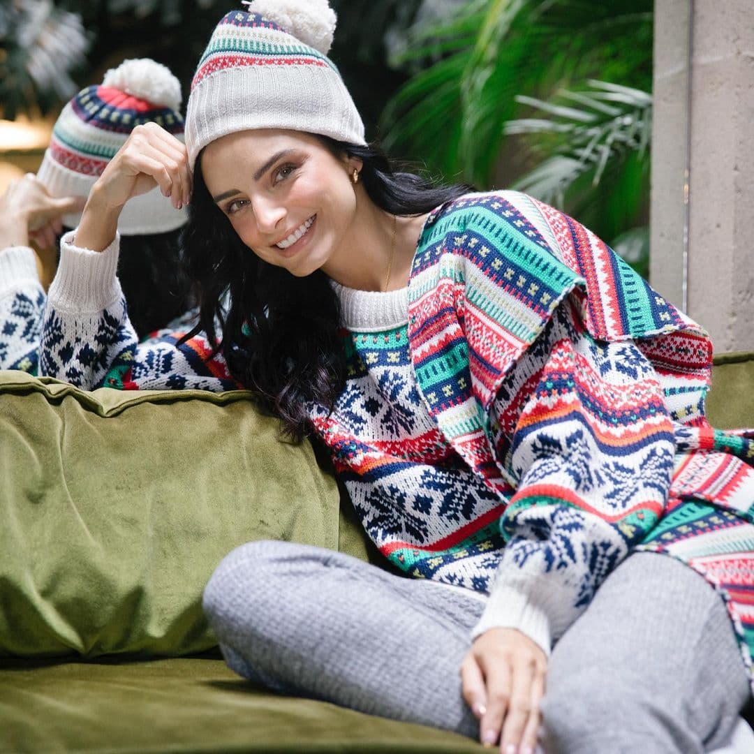 Aislinn Derbez también se puso ad hoc con la temporada y cautivó a sus seguidores en redes sociales con este atuendo: "Ya ando muy navideña con mi suéter, gorro y bufanda súper calientitos".