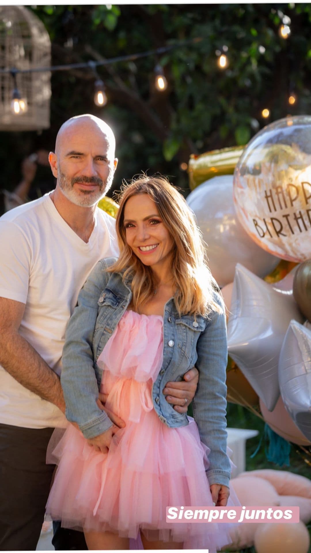 Por supuesto, su esposo Francisco Oliveros también estuvo detrás de la organización del evento en que, además de globos decorativos, se montó una pantalla para disfrutar de una tarde de cine en el jardín.