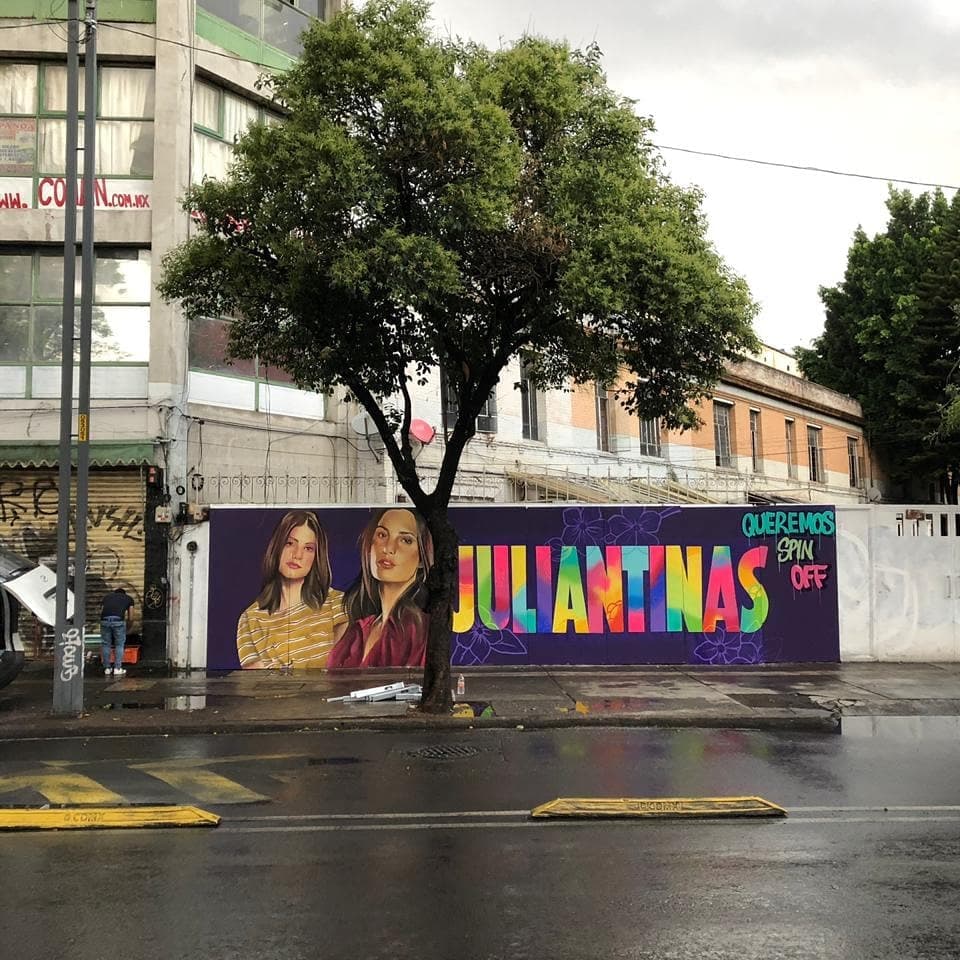 Los fans pintan de colores las calles de la CDMX con los rostros de Bárbara López y Macarena Achaga.