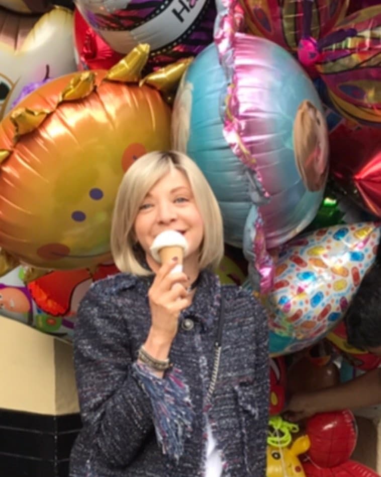 Rodeada de globos y con su característica sonrisa, Edith González aparece en una más de las fotografías con las que su viudo la reordó a lo largo de este año. "Siempre hay razón de sonreírle a la #vida".