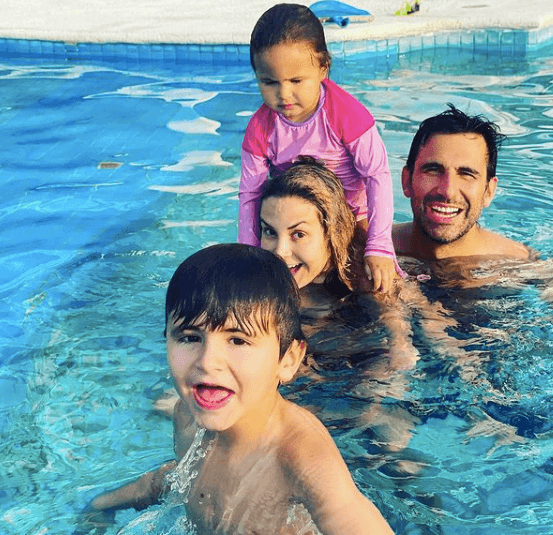 Así, por cuatro años y medio, la familia Aguirre De Saracho estuvo compuesta por cuatro integrantes. A través de sus redes sociales, la actriz suele compartir los divertidos momentos que pasa junto a ellos.