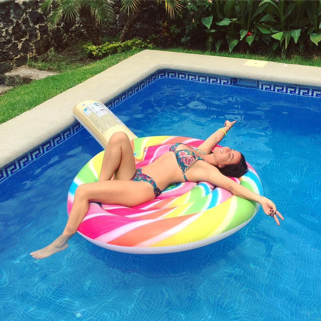 Además de bella, sensual, simpática y buena conductora, Zel es actriz