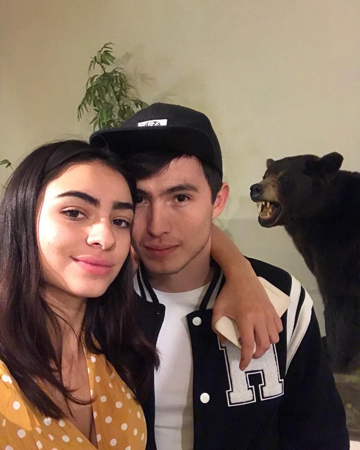 Valentina Buzzurro nació en Sicilia, Italia, el 21 de junio del año 2000 pero migró a México junto a su familia a los 9 años de edad, mientras que Luis Curiel llegó al mundo el 28 de junio de 1990 y es originario de la Ciudad de México.