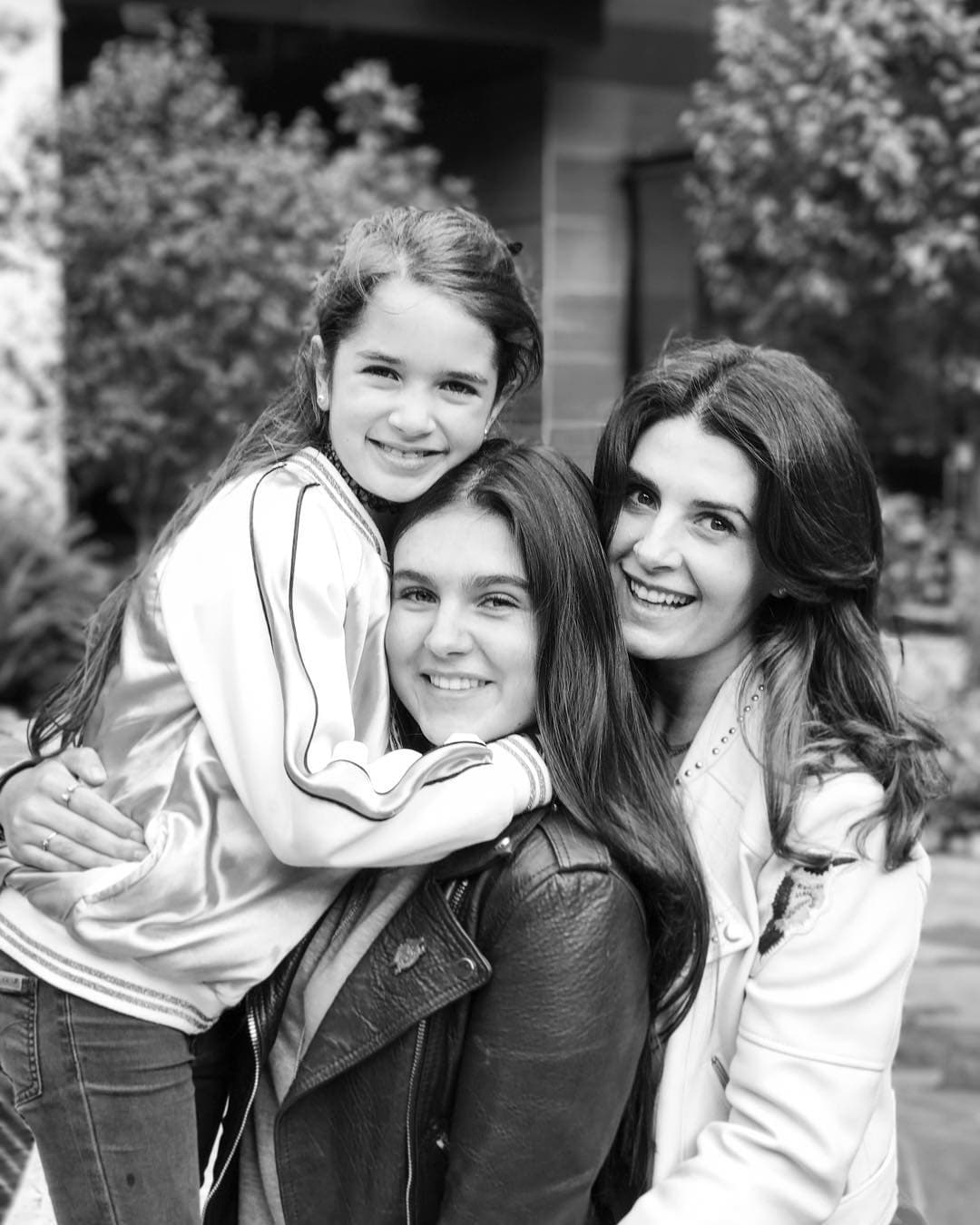 “Mis complementos”, precisó como descripción de la imagen la protagonista de la serie ‘Vecinos’, quien también posteó un emoji en forma de corazón y a la cual Romina respondió: “Las amo tanto".