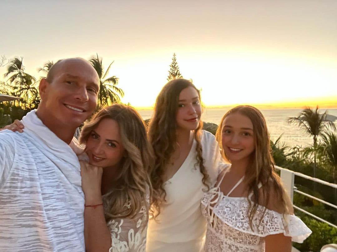 “¡Hermosa!”, anotó Andrea Legarreta; “¡Mi ahijada hermosa”, señaló Benny Ibarra, mientas que su famoso padre colocó emojis con ojos en forma de corazón.