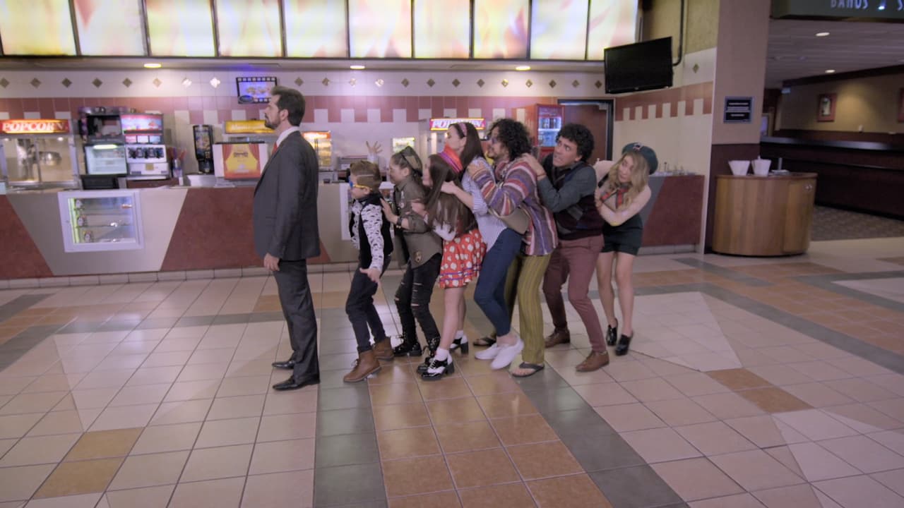 Incluso invitó a algunos miembros de su familia a ver el estreno de una película, pero después debieron esconderse de su jefe.