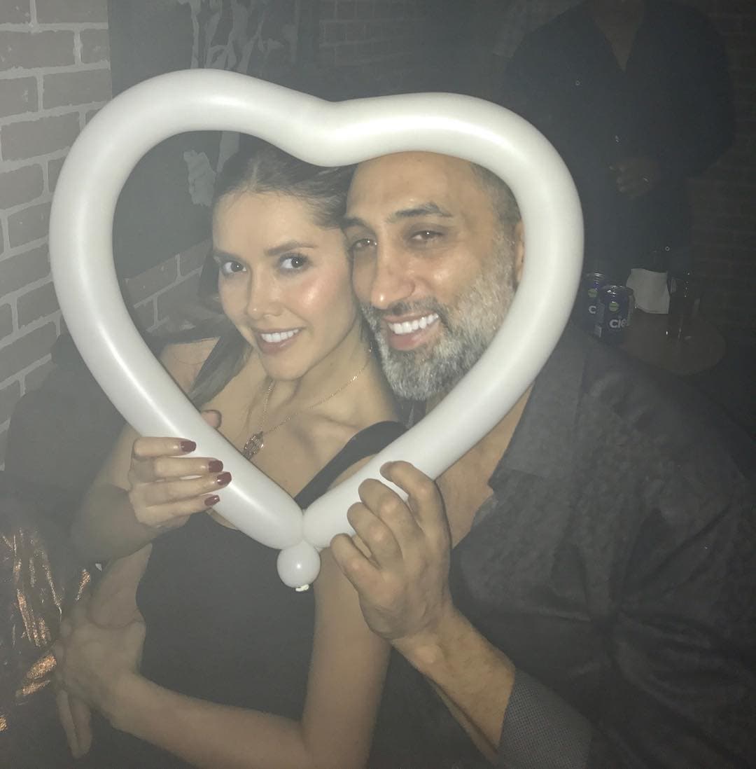 Incluso en su perfil de Instagram, George Seely detallaba lo enamorado que estaba de la actriz, a quien le dedicaba románticos mensajes: “Desde el momento que vi tu rostro y tu hermosa sonrisa supe que tenía que estar a tu lado. Tu belleza fue abrumadora. Sin embargo, cuanto más tiempo pasé contigo más me di cuenta de que eras alguien realmente especial y que poseías una verdadera belleza interior”.