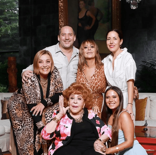 Fue el pasado sábado 12 de septiembre que la gran estrella del Cine de Oro Mexicano llegó al noveno piso rodeada de sus tres hijos: Silvia Pasquel, Alejandra y Luis Enrique Guzmán, así como de sus nietas Stephanie Salas y Giordana Guzmán, quienes la acompañaron en una gran celebración en su casa.