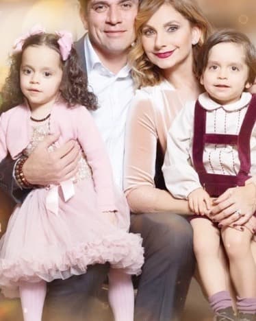 “Con el regalo más grande de la vida, mis amores eternos León y Máxima (…) Mi tesoro, mi fuerza, mi vida entera… Nuestra familia”, detalló la actriz como descripción de una de las imágenes de su Instagram.