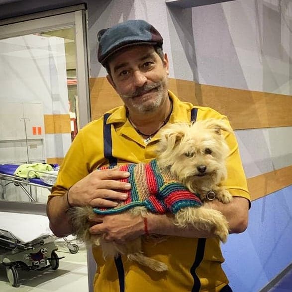 Omar Fierro da vida a "Angelito", el verdadero padre de Lucía. Es bueno para los trabajos manuales y todo un "mil usos".