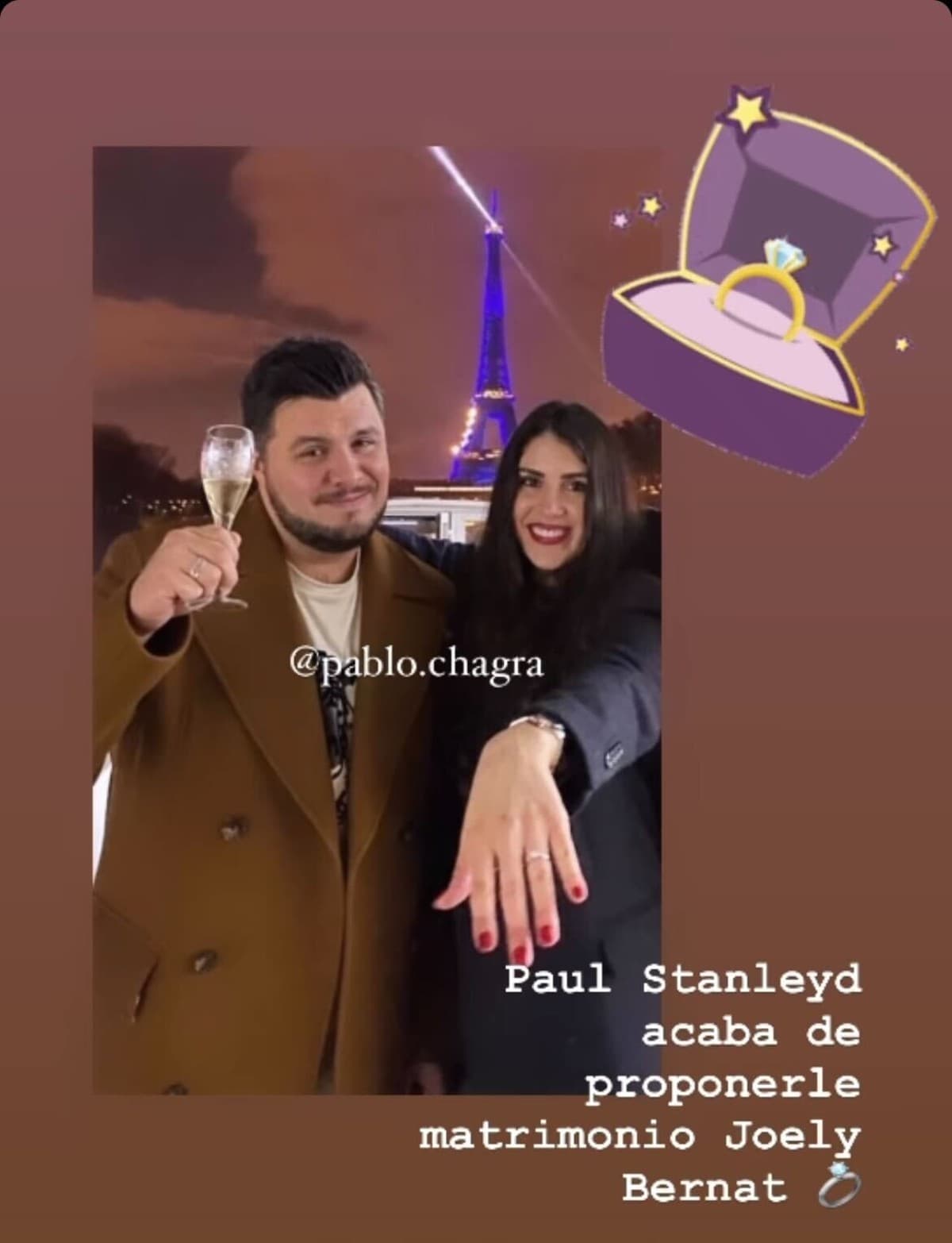 Sin dar muchos detalles sobre la manera en que se comprometieron, la pareja posó feliz al pie de la Torre Eiffel, al mismo tiempo en que la conductora presumió impactante joya en su dedo anular.