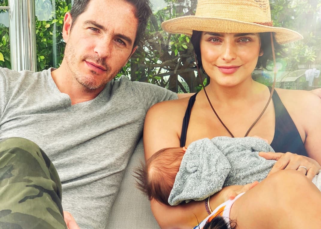Aislinn Derbez, Mauricio Ochmann y Kailani posan en familia