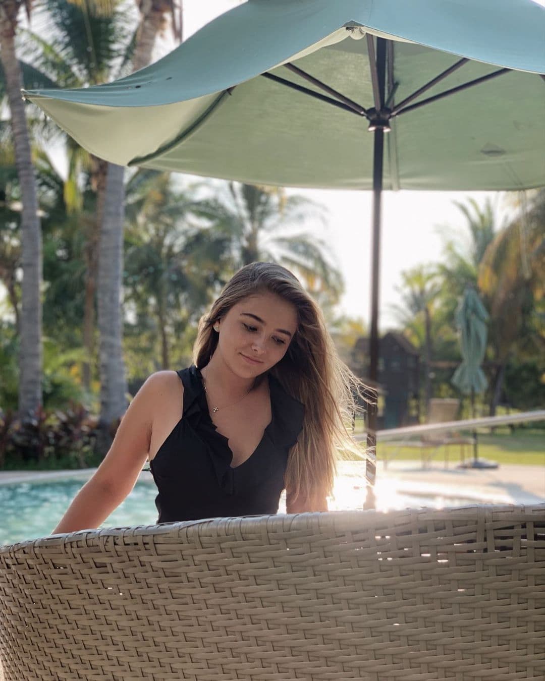 “Qué hermosa, te pareces tanto a Ani”, “Pensé por un momento que eras tu tía”, “Qué guapa te ves”, “Divina”, “No puedo con tanta belleza”, “Estás preciosa, viene de familia”, “Toda una princesa”, “Igualita a Anahí”, señalaron.