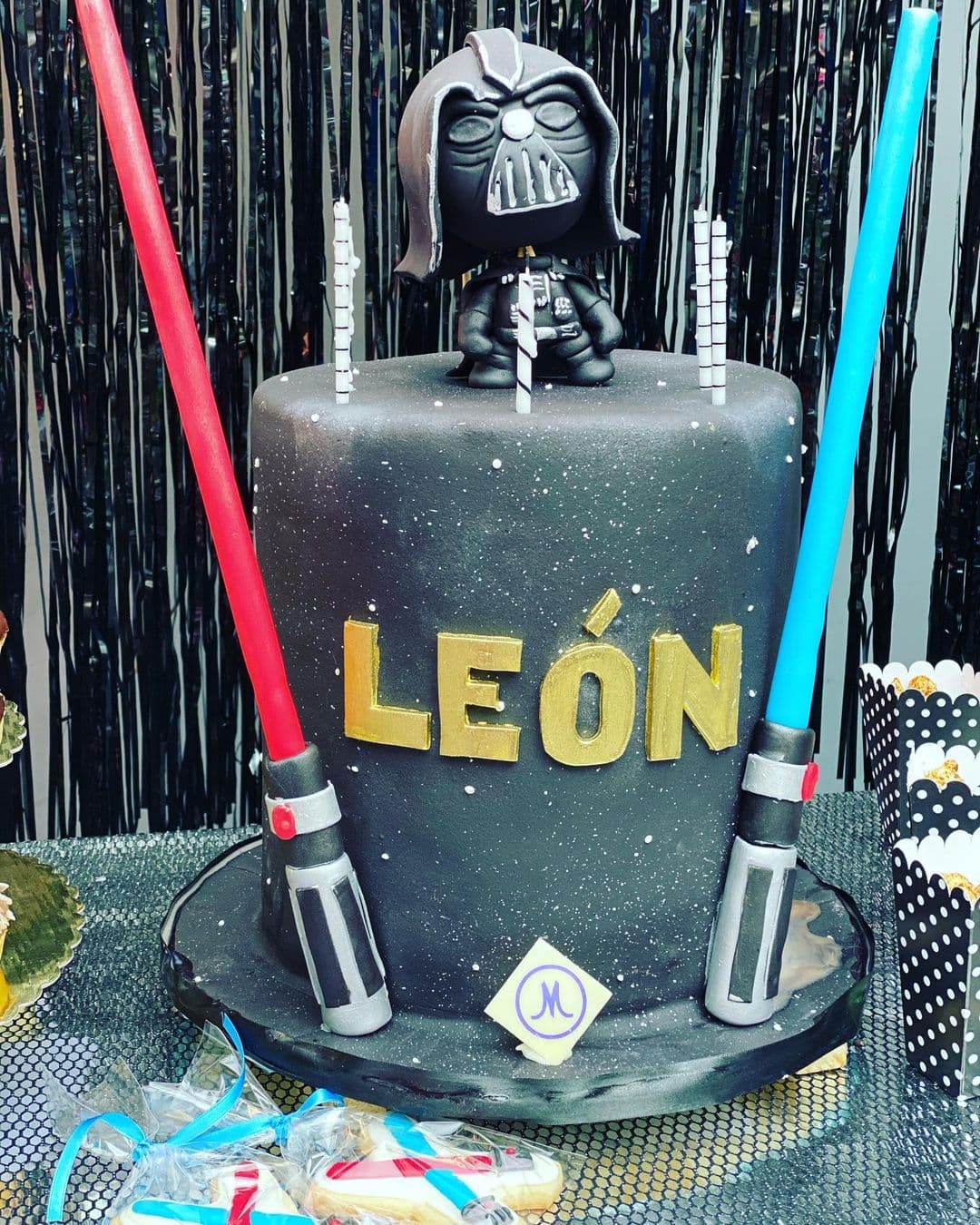 El espectacular pastel fue diseñado también con la temática que cada uno de los festejados eligió.