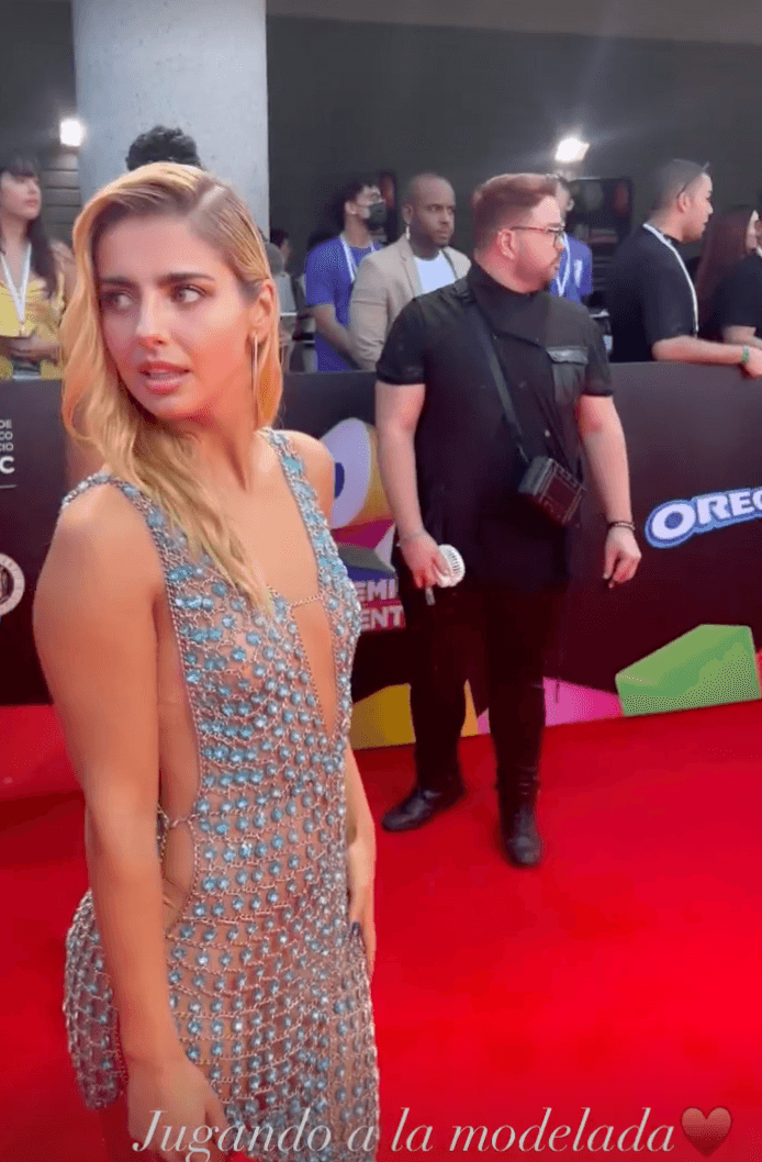 Michelle Renaud: La actriz que dio vida a Sara en 'La Herencia', usó uno de los atuendos más arriesgados y ganadores de todos. Éste consistió en un minivestido, ideal para el calor de Puerto Rico, hecho de piedras azules y cadenas que resaltaron la atlética figura de la actriz.