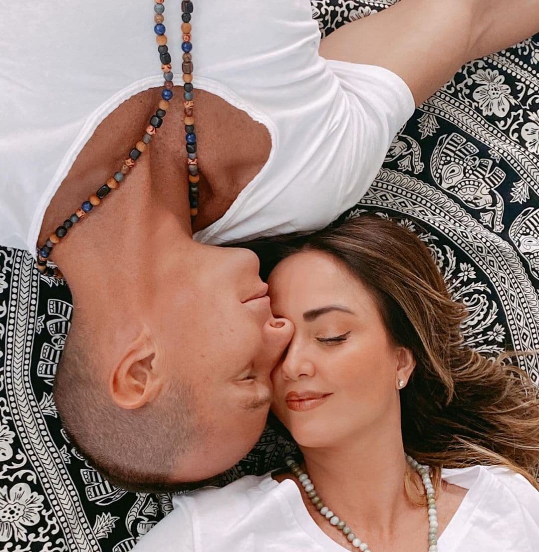 “Nunca (nos hemos separado), estuvimos a punto y de pronto no sé qué es, yo termino por pensar que es el amor. De pronto dices ‘será la costumbre, será la comodidad, el ahorrarte irte a otra casa, las niñas’. Yo me preguntaba en ese momento ‘¿qué es?’, porque de plano no pudimos llegar a eso. Cosa que está muy bien, porque al final del camino sí seguimos siendo prioridad en nuestras vidas y sí no me imagino estar sin él”, destacó.