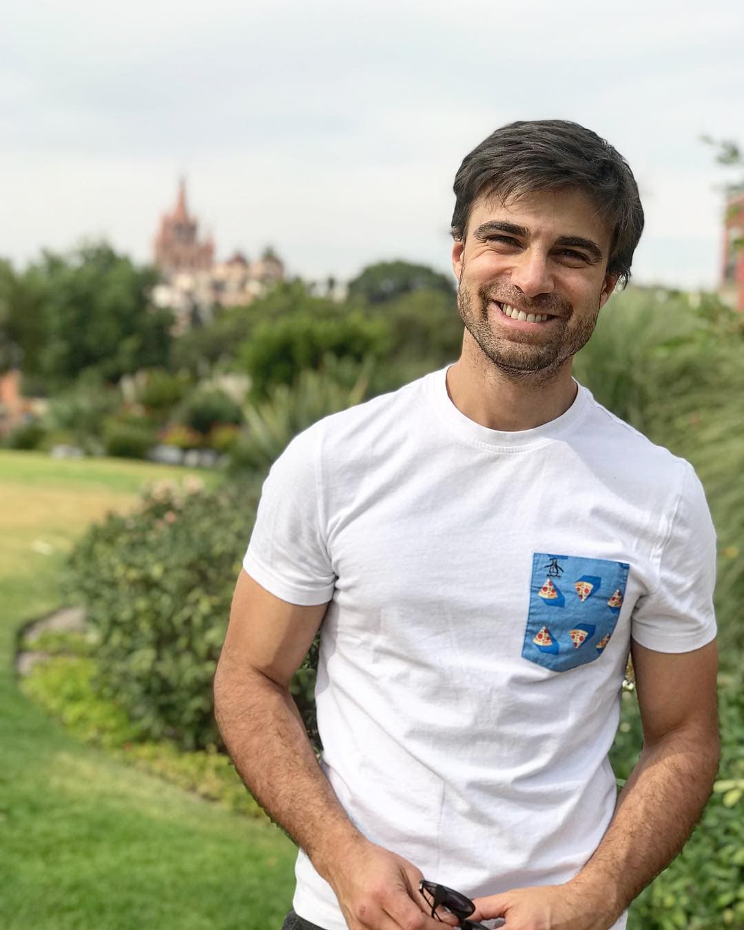 Aunque jamás han confirmado o negado su relación, en febrero pasado Santiago Ramundo declaró que prefieren llevar su relación con bajo perfil para que se vuelva algo sólido. “Es el momento de ir despacio para construir sobre sólido. Geraldine es una gran mujer, es una gran persona, una persona que admiro, una persona que me tiene enamorado. Hacer esos cimientos, construir algo bonito, lindo, despacio, como es la vida”, detalló.