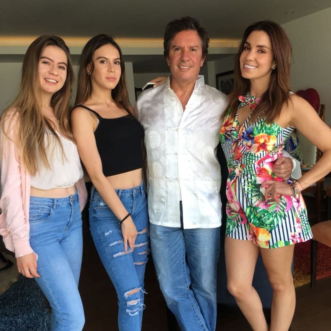 Por lo que en varias imágenes aparece Arturo Escalona al lado de sus tres hijas y su exesposa Magda Rodríguez.