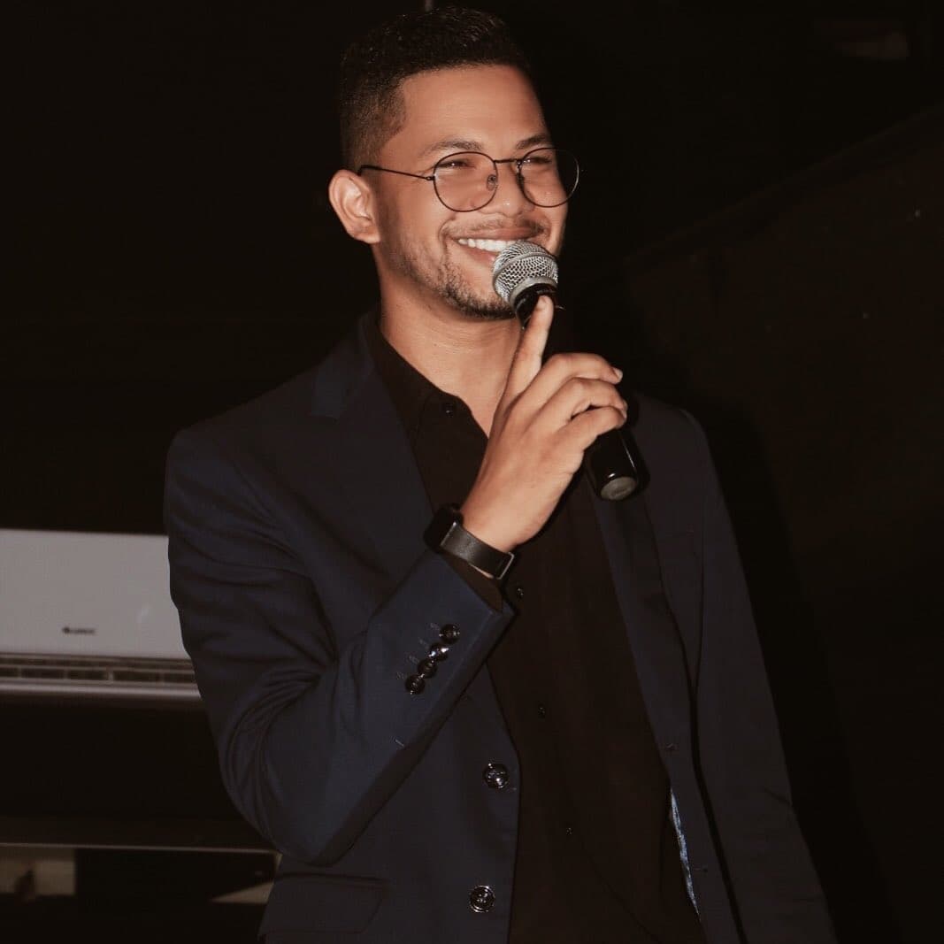 Muere cantante a los 30 años en pleno concierto: se desplomó y no pudieron salvarlo