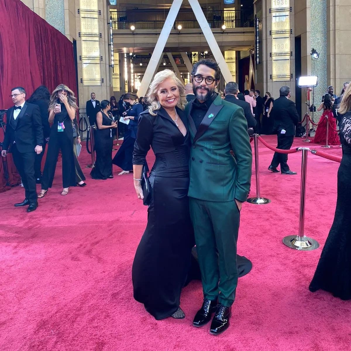 Carla Estrada lució un impactante vestido negro diseñado por Mitzy, mientras que su hijo, Carlos López Estrada, se dejó ver con un atuendo color esmeralda con detalles negros por la alfombra roja.