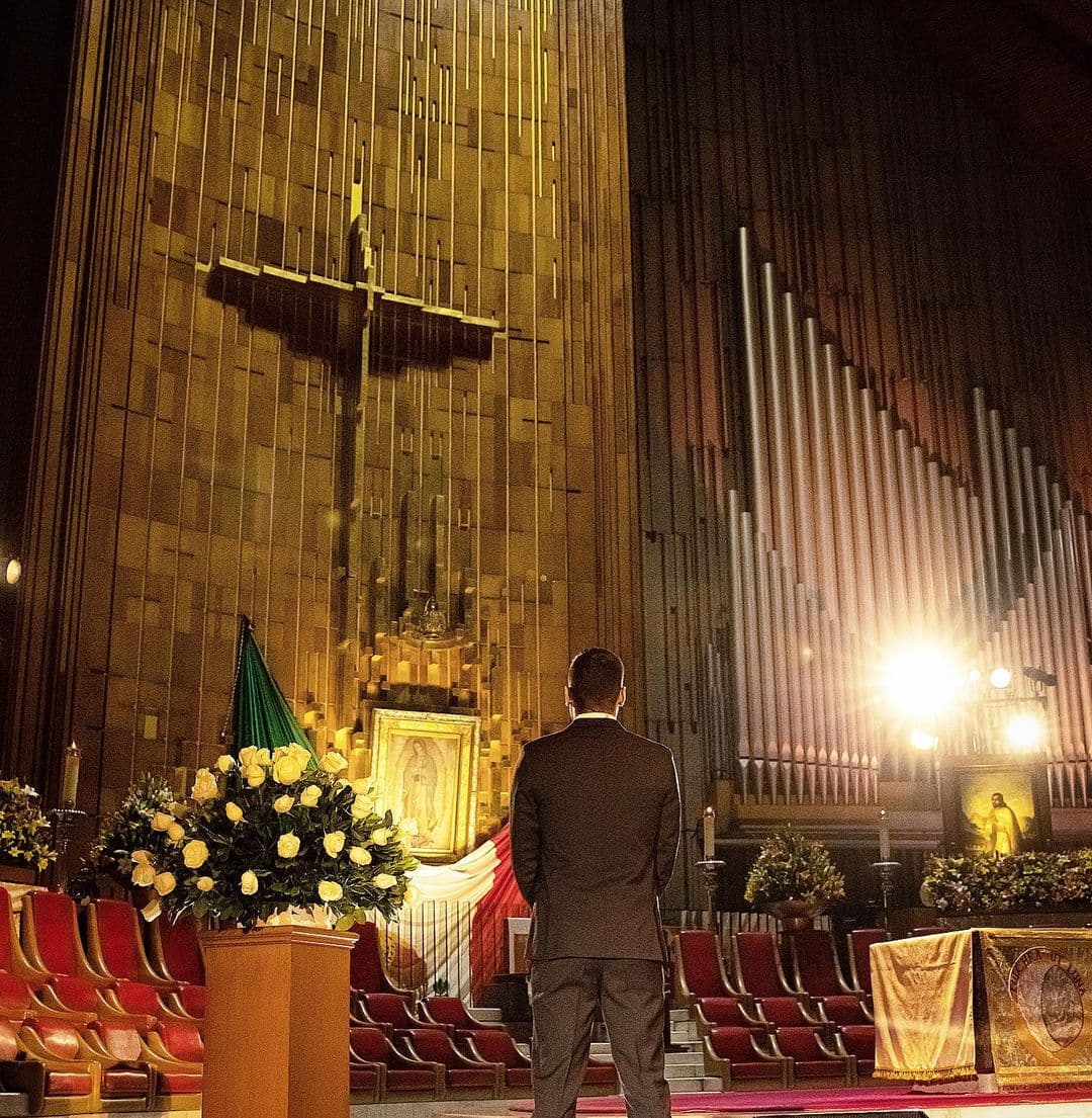 En su dedicatoria, Carlos Rivera pidió por el bienestar del mundo: "Te vengo a cantar... Debes de saber que el mundo está mal... Cúbrenos con tu manto... Felicidades en tu día mi Virgencita Morena. #TeVengoACantar".