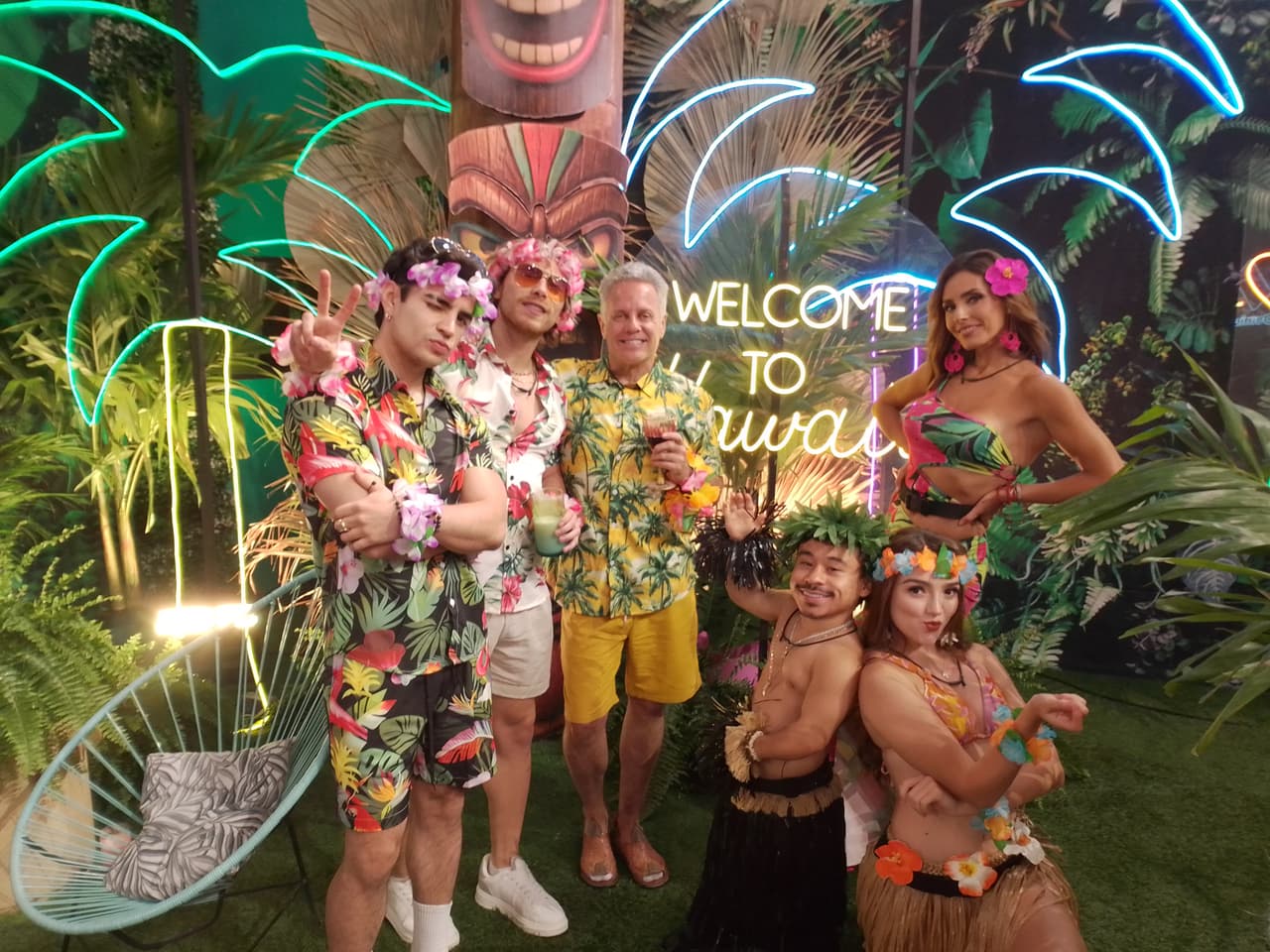 Elaine Haro junto al Team Noche en La Casa de los Famosos México 2025