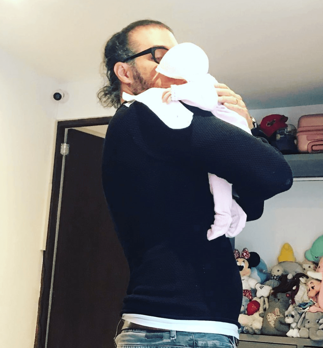 En las fotografías, que en cuestión de minutos registraron más de 12 mil ‘me gusta’ en Instagram, Francisco Álvarez también dejó entrever que durante la celebración todos habían usado cubrebocas al acercarse a la bebé, así como la excelente relación que la intérprete de ‘No pares’ tiene con sus hijastros.
