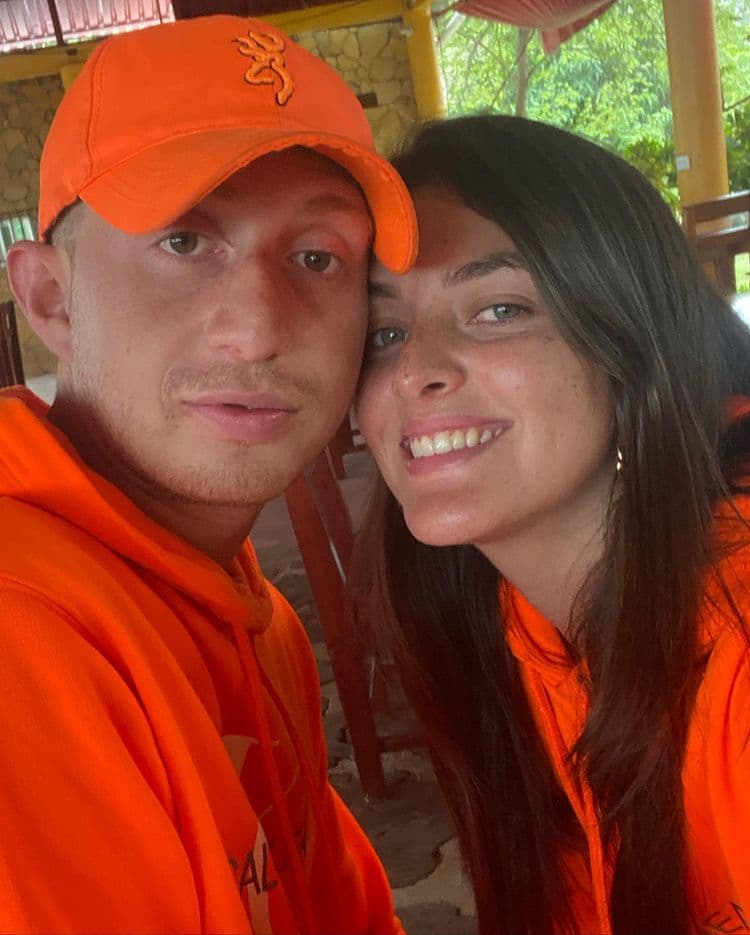 Aunque el actor no compartió cuándo y cómo nació su relación amorosa, sí le dedicaba románticos mensajes.