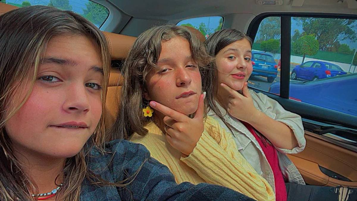 Sonriendo o realizando divertidas muecas es como aparecen Julia y María Itatí, quienes consiguieron miles de ‘Me gusta’ y desataron una ola de piropos en varias cuentas de clubs de fans.