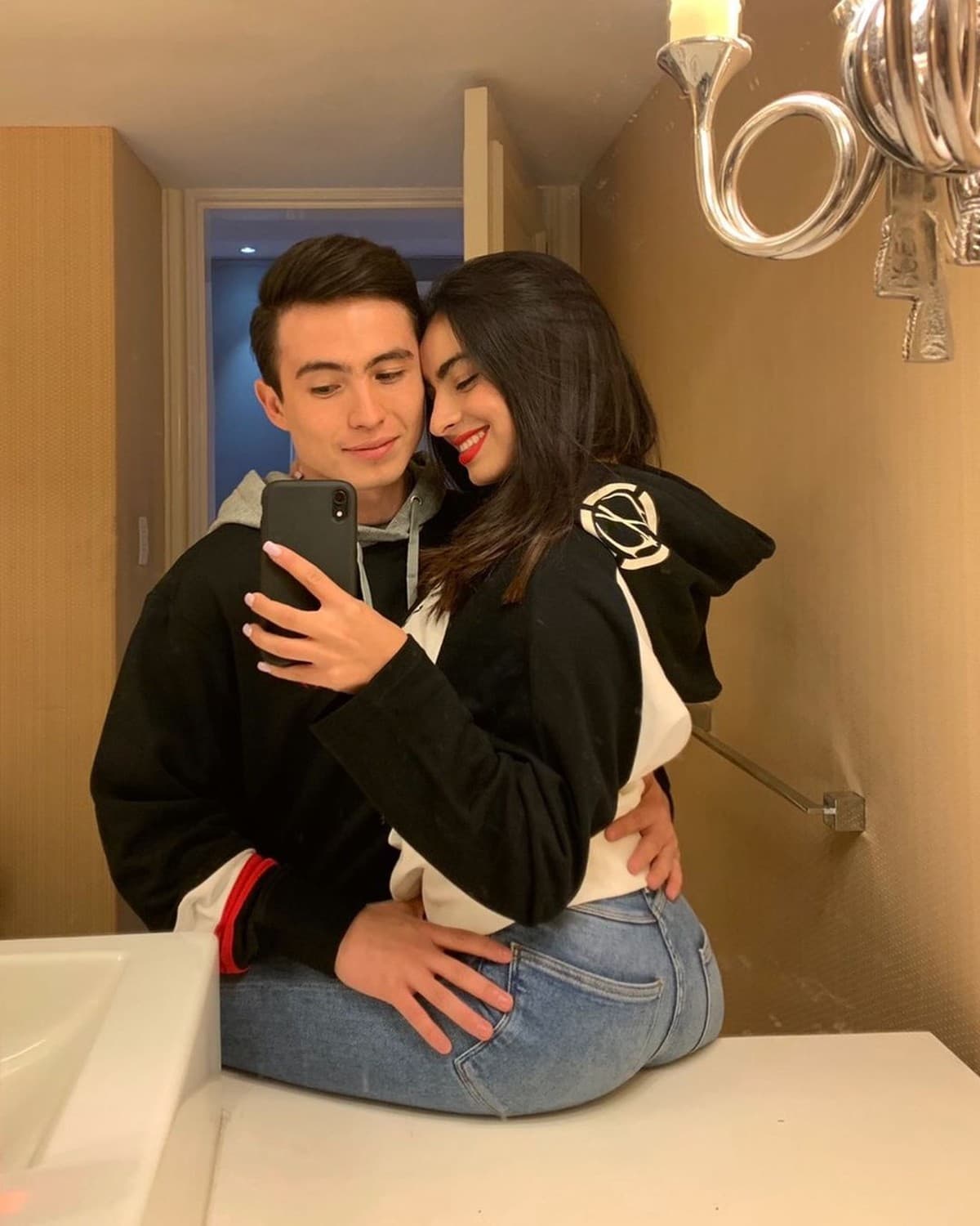 “Fue como un sueño hecho realidad. Hicimos el casting juntos, yo ya tenía como muy aprendido mi personaje de ‘Gemma’, entonces, fue curioso porque en el casting le agarraba la pierna y me decía ‘no, tu personaje no me conoce todavía’. Pero también fue muy padre porque hemos tenido un proceso donde podemos estudiar en casa (…) es bien padre ser un equipo”, contó la intérprete en entrevista con Cuéntamelo Ya!