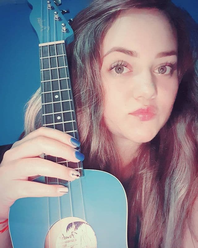 “Ahorita no porque estamos en pandemia, pero cuando salgo de fiesta y a antros y todo esto me siguen pidiendo la credencial porque me siguen viendo muy pequeña. Ya no sé si me beneficia o me perjudica pero así ha sido”, expresó.