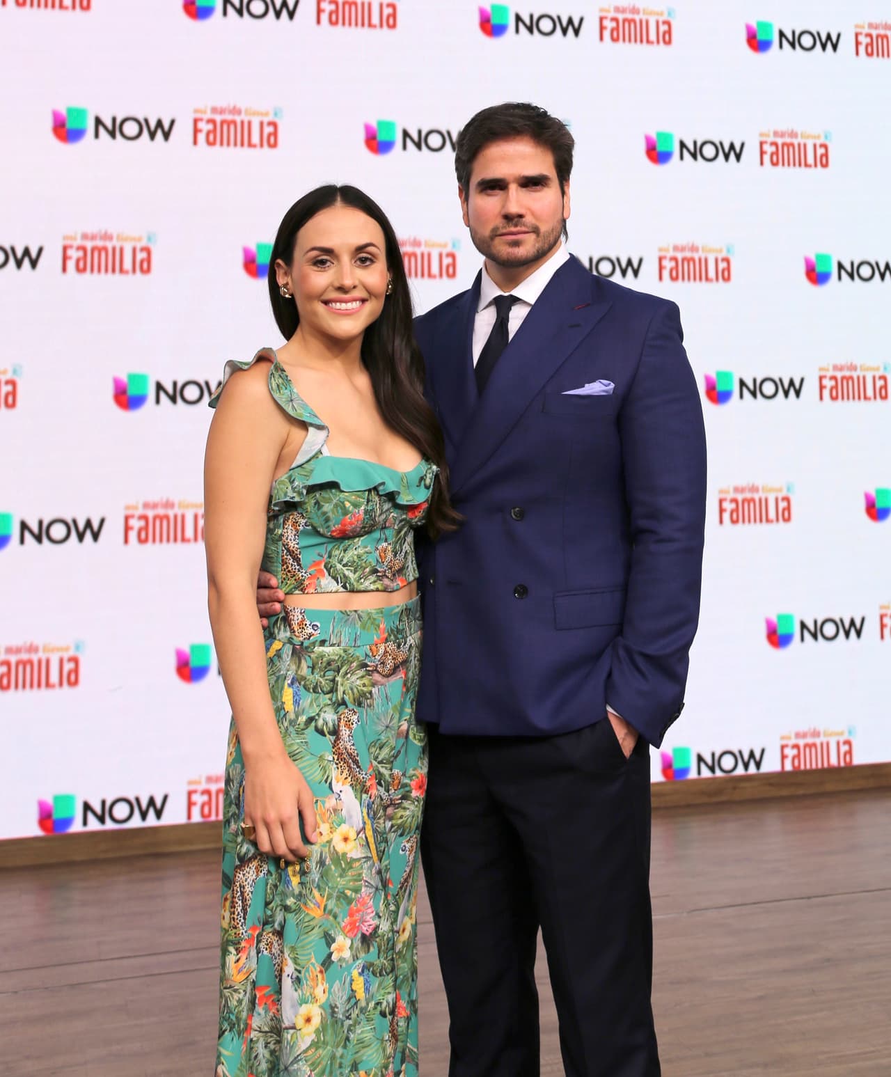 'MI MARIDO TIENE FAMILIA' (2017) Julieta (Zuria Vega) y Robert (Daniel Arenas) fueron una pareja que luchó contra muchísimos cambios inesperados a lo largo de toda la telenovela. Su relación parecía perfecta: trabajos estables, sueños compartidos y momentos increíbles eran algo que vivían todos los días. Sus vidas dieron un giro de 180 grados, cuando Robert encontró a su verdadera familia; de pronto Julieta se vio sobrepasada por la cantidad de nuevos familiares políticos a su alrededor; al final, el amor hizo que ambos lograran salir adelante.