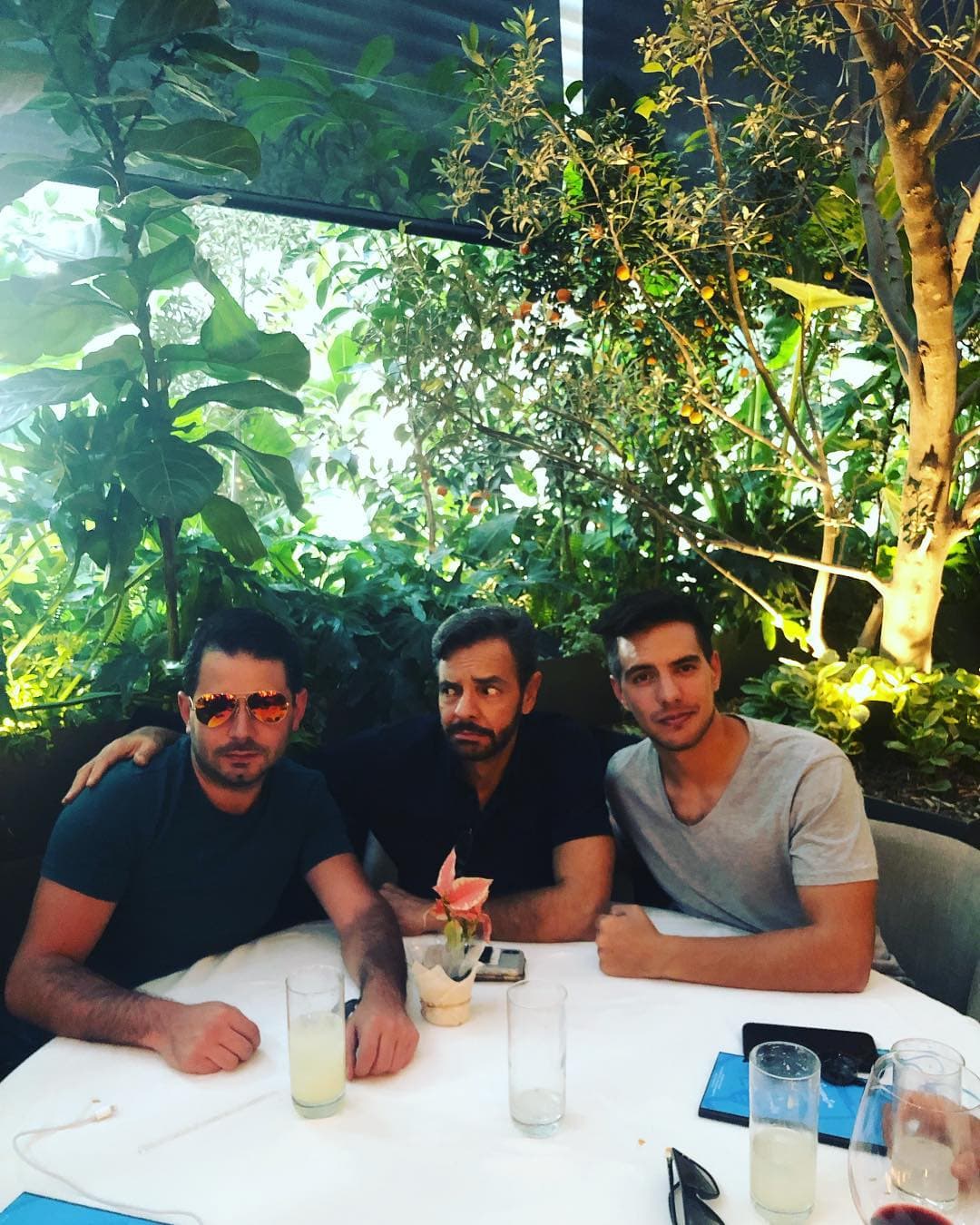 Y es que todos los hijos de Eugenio Derbez son idénticos al comediante. Vadhir incluso precisó en Instagram que en diez años lucirá como su padre; mientras que según los fans de José Eduardo, aunque el joven tiene parecido con Victoria Ruffo, es todo un Derbez.