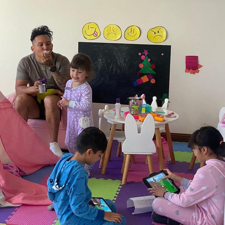 "Decía 'tener otro hijo, con favor de dios que naciera este año a finales y que andemos de gira', pues ya estoy acostumbrado a tal cosa a estar con mis hijos, mejor ya así", explicó.