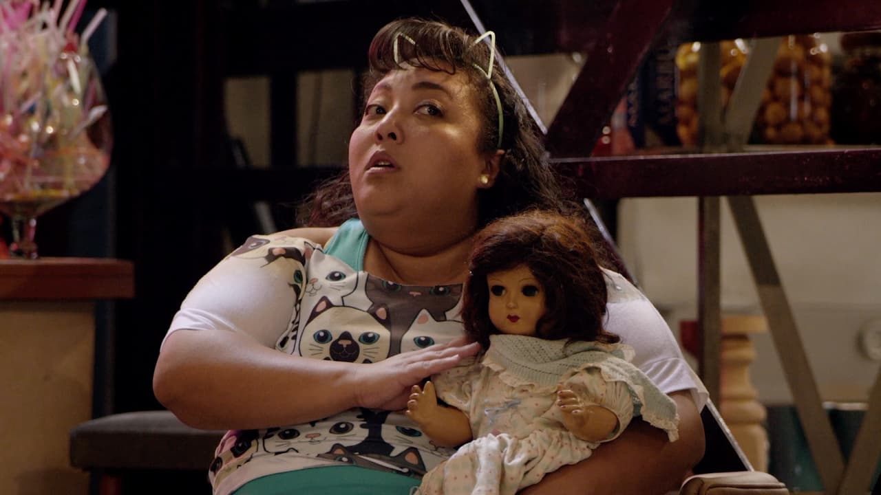 En la cuarta temporada, fuimos testigos de una muñeca poseída que controlaba a Toña, cuyo outfit con todo y playera y diadema de gatitos iba muy ad hoc.
