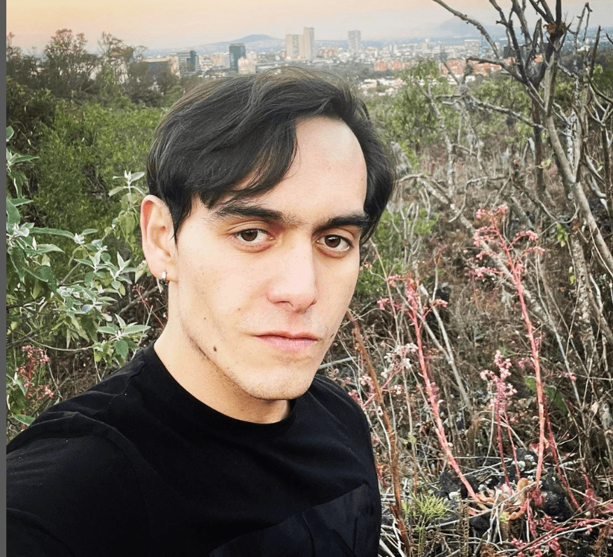 Julián Figueroa y el místico significado del enorme tatuaje en su pecho