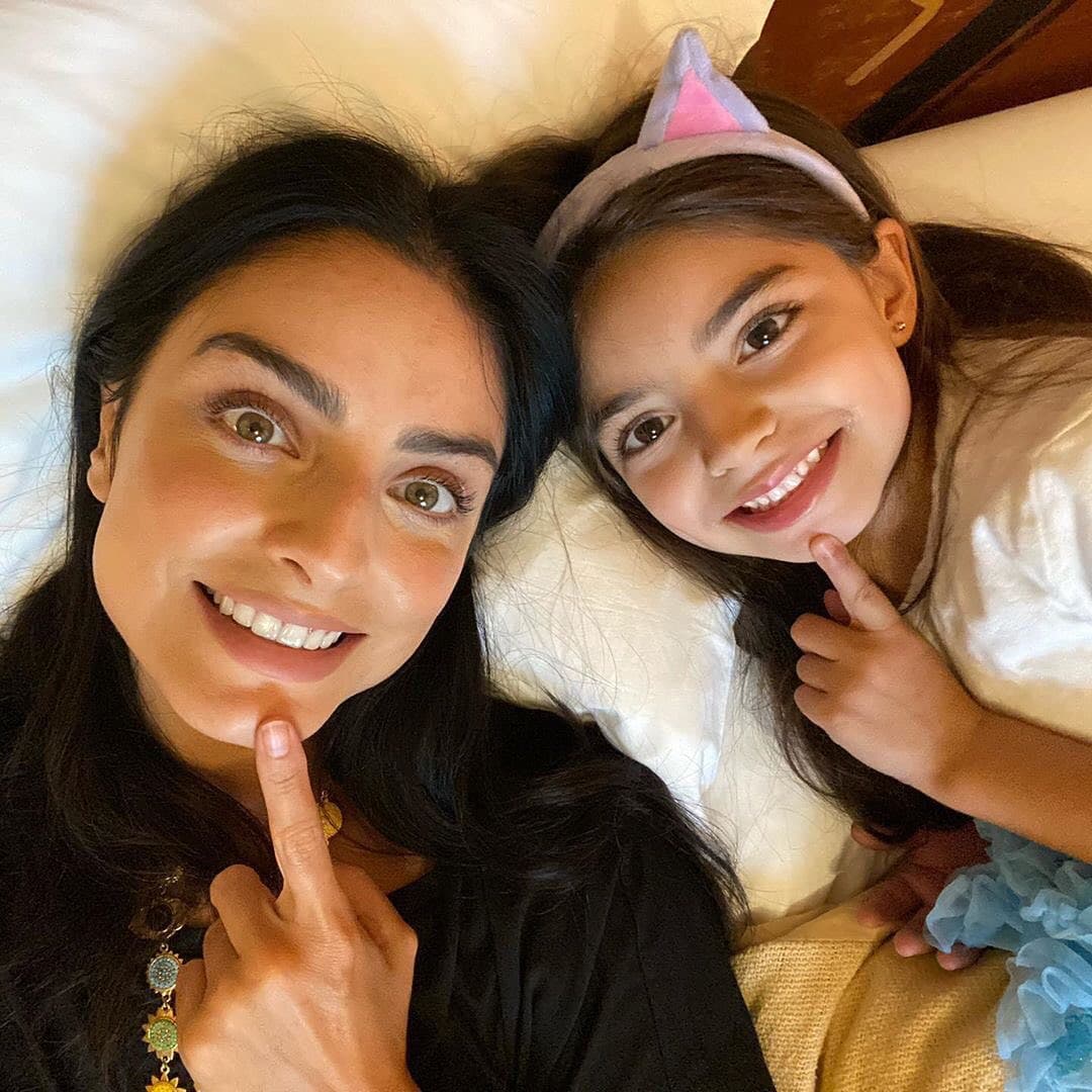 Aitana Derbez no solo acapara los titulares por sus fotos con Kailani, recientemente su media hermana Aislinn Derbez demostró con una serie de fotografías que son idénticas. En muy poco tiempo, consiguieron casi un millón de ‘Me gusta’ y acompañó las imágenes con el mensaje: ‘Se rumora que nos parecemos’.